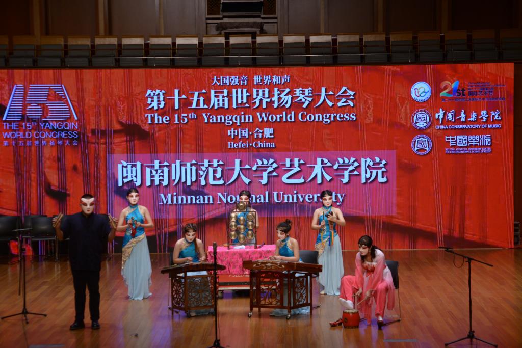 詹金娘老师(右一)与员工一起表演大小扬琴重奏《丑弄》、《闽南节庆》 詹金娘老师(右一)与员工一起表演大小扬琴重奏《丑弄》、《闽南节庆》